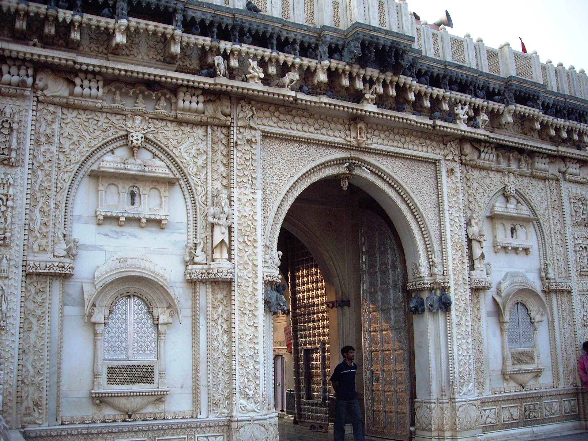 The silver gates of Deshnok, Bikaner — Faridabad to Bikaner taxi | EZPZ Taxi
