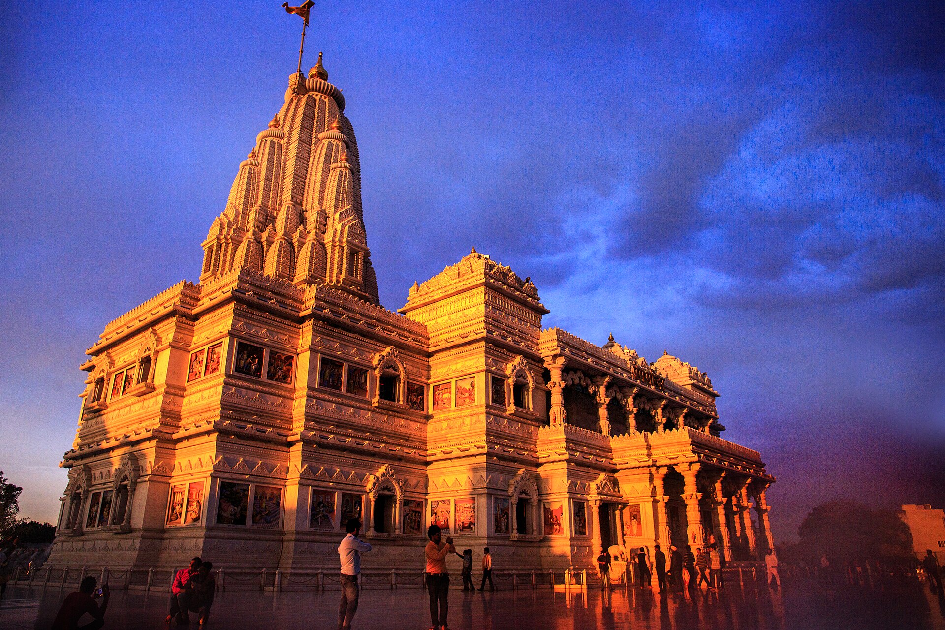 Prem Mandir, Vrindavan, Mathura — Delhi to Mathura taxi | EZPZ Taxi