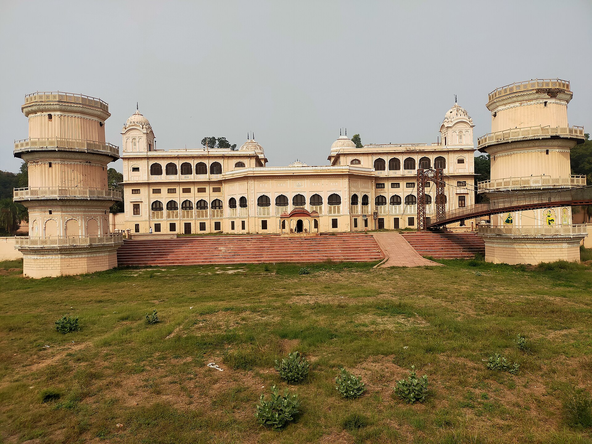 The Sheesh Mahal tank, Patiala — Faridabad to Patiala taxi | EZPZ Cabs